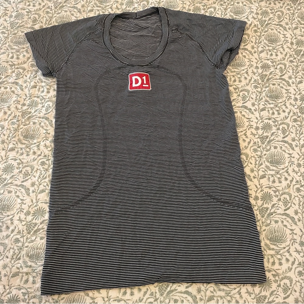 Lululemon black white striped run swiftly short sleeve D1 embroidered size 8